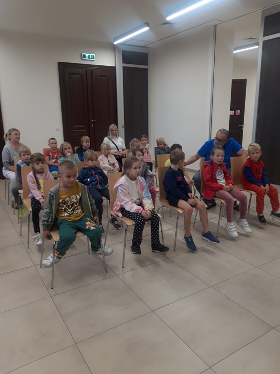 Na zdjęciu przedszkolaki słuchający opowieści o Zameczku w Leszczynach