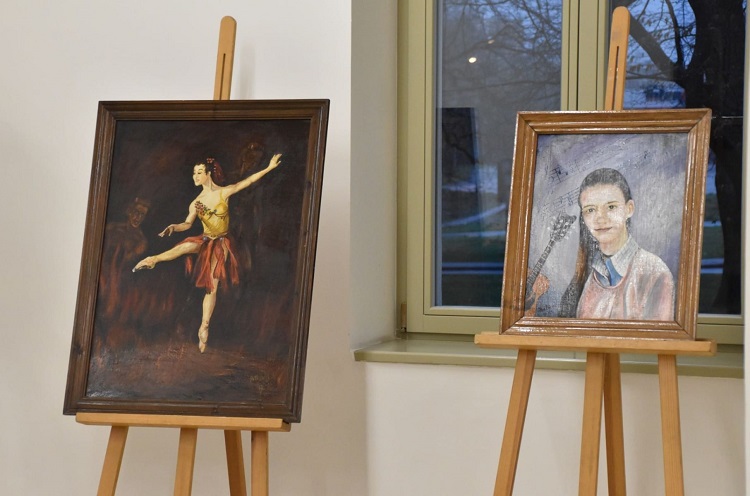 Na zdjęciu dwa obrazy autorstwa Józefa Hetmana