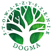 Logo Stowarzyszenia "DOGMA" składające się z logotypu: Stowarzyszenie DOGMA, oraz sygnetu w formie koła w zielonym kolorze, w którym umieszczono drzewo w kolorze białym