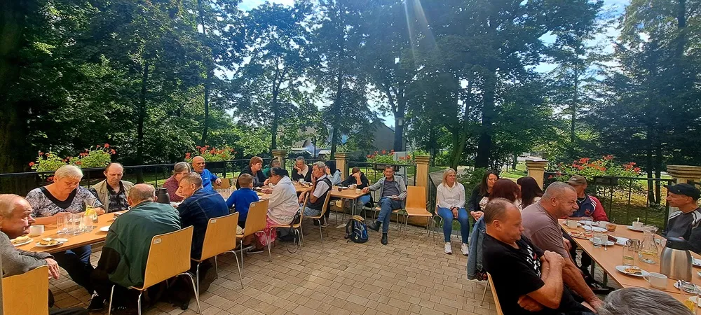 Na zdjęciu uczestnicy śniadania na tarasie w leszczyńskim Zameczku