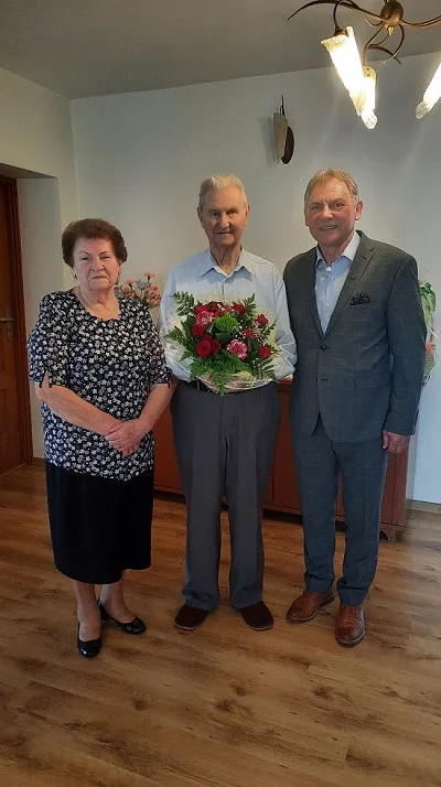 Na zdjęciu jubilat, Bronisław Polok, wraz z żoną, Natalią, oraz Burmistrzem Gminy i Miasta Czerwionka-Leszczyny, Wiesławem Janiszewskim