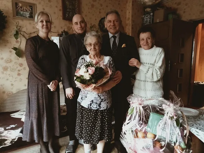 Na zdjęciu jubilatka, Józefa Pypno, wraz z rodziną oraz Burmistrzem Gminy i Miasta Czerwionka-Leszczyny, Wiesławem Janiszewskim, i Pełnomocnikiem ds. Społecznych, Aleksandrą Chudzik