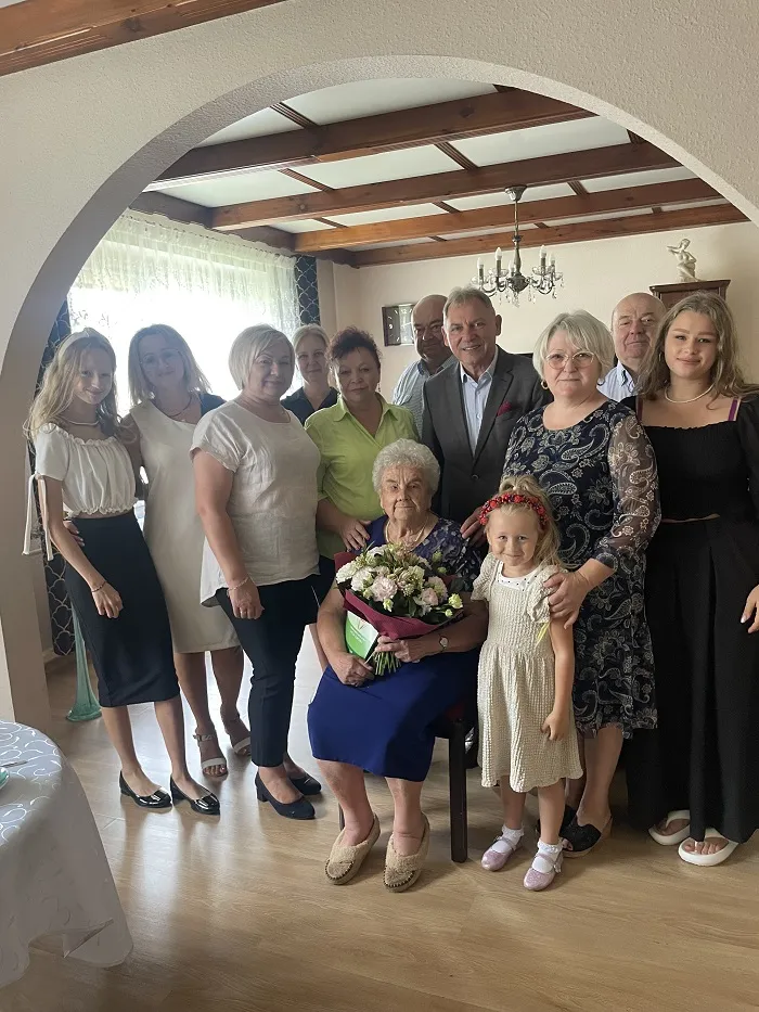 Na zdjęciu jubilatka, Hildegarda Hajduk, wraz z Burmistrzem Gminy i Miasta Czerwionka-Leszczyny, Wiesławem Janiszewskim, Pełnomocnik ds. Społecznych, Aleksandrą Chudzik, oraz rodziną.