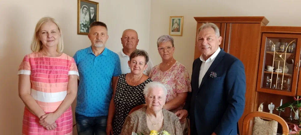 Na zdjęciu jubilatka, Magdalena Spyra, wraz z najbliższą rodziną oraz Burmistrzem Gminy i Miasta Czerwionka-Leszczyny, Wiesławem Janiszewskim, i Pełnomocnik ds. Społecznych dr Aleksandrą Chudzik