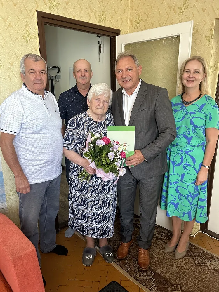 Na zdjęciu jubilatka, Edyta Wojtyłko, wraz z najbliższą rodziną oraz Burmistrzem Gminy i Miasta Czerwionka-Leszczyny, Wiesławem Janiszewskim, i Pełnomocnik ds. Społecznych dr Aleksandrą Chudzik