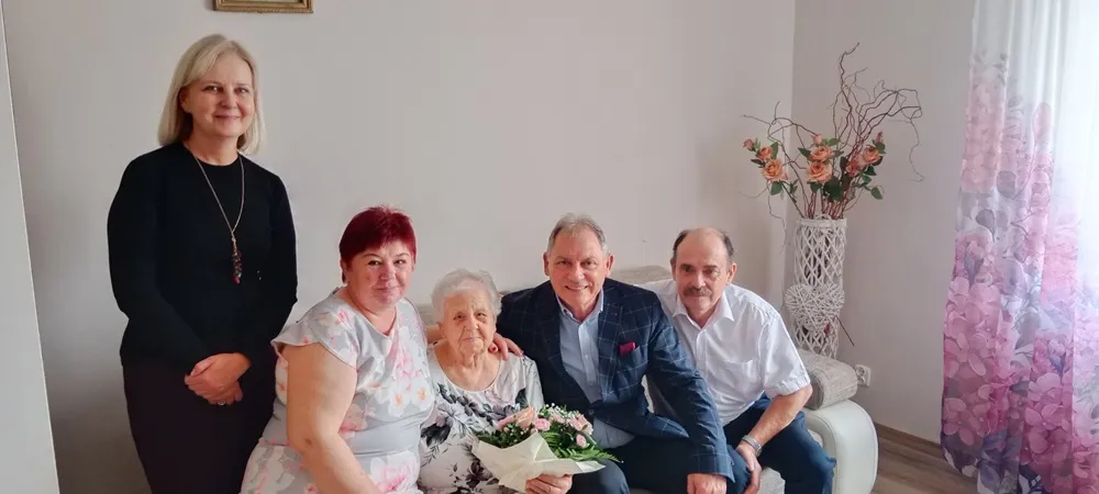 Na zdjęciu jubilatka, Gertruda Leszczyńska, wraz z rodziną oraz Burmistrzem Gminy i Miasta Czerwionka-Leszczyny Wiesławem Janiszewskim i Pełnomocnik ds. Społecznych dr Aleksandrą Chudzik