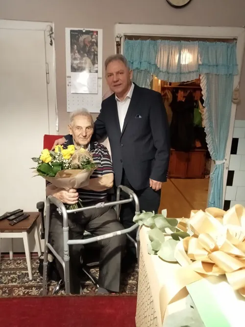 Na zdjęciu jubilat, Henryk Pawlas, wraz z Burmistrzem Gminy i Miasta Czerwionka-Leszczyny Wiesławem Janiszewskim