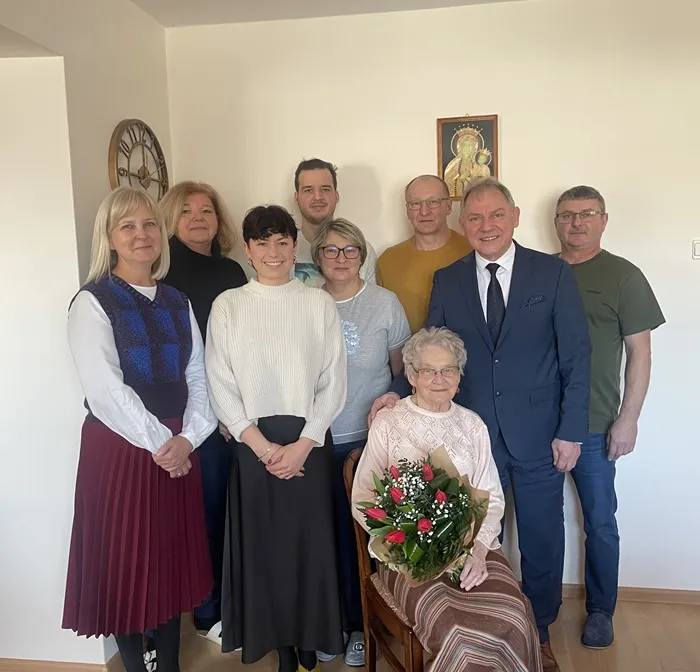 Na zdjęciu jubilatka, Dorota Wodok, wraz z rodziną oraz Burmistrzem Gminy i Miasta Czerwionka-Leszczyny Wiesławem Janiszewskim i Pełnomocnik ds. Społecznych dr Aleksandrą Chudzik