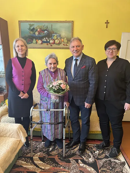 Na zdjęciu jubilatka, Elżbieta Kurpanik, wraz z rodziną oraz Burmistrzem Gminy i Miasta Czerwionka-Leszczyny Wiesławem Janiszewskim i Pełnomocnik ds. Społecznych dr Aleksandrą Chudzik