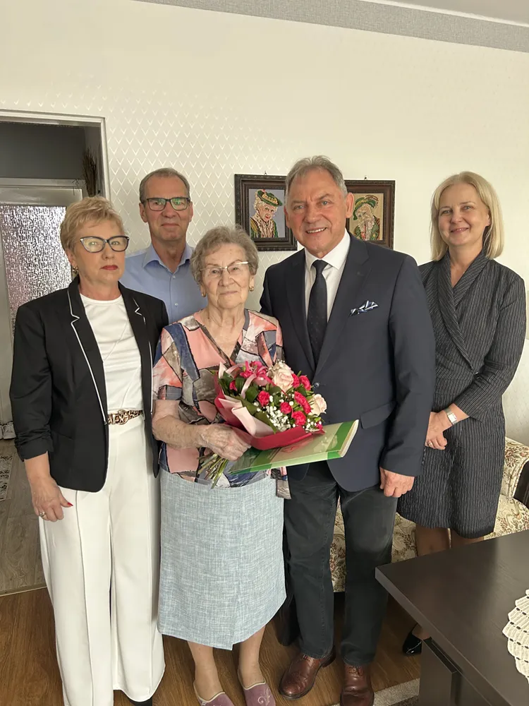 Na zdjęciu jubilatka, Helena Goik, wraz z rodziną oraz Burmistrzem Gminy i Miasta Czerwionka-Leszczyny Wiesławem Janiszewskim i Pełnomocnik ds. Społecznych dr Aleksandrą Chudzik