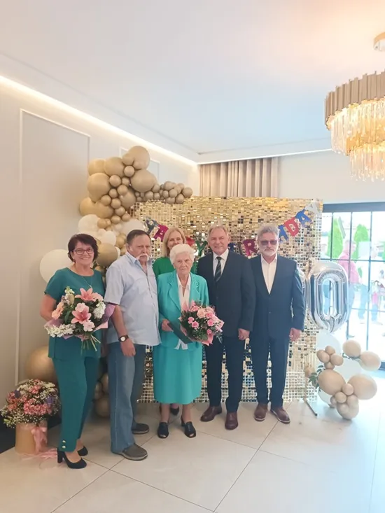 Na zdjęciu jubilatka, Ewa Chrustek, wraz z rodziną oraz Burmistrzem Gminy i Miasta Czerwionka-Leszczyny Wiesławem Janiszewskim i Pełnomocnik ds. Społecznych dr Aleksandrą Chudzik