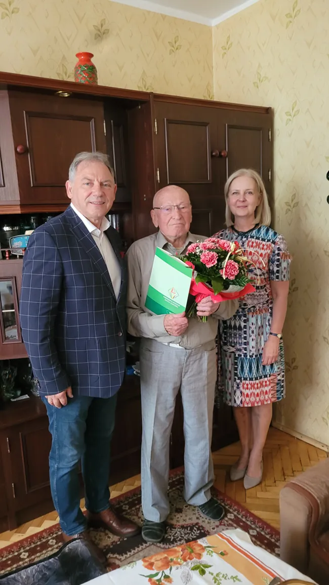 Na zdjęciu jubilat, Wacław Winiszewski, wraz z Burmistrzem Gminy i Miasta Czerwionka-Leszczyny Wiesławem Janiszewskim oraz Pełnomocnik ds. Społecznych dr Aleksandrą Chudzik