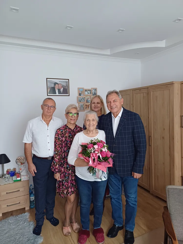 Na zdjęciu jubilatka, Wanda Krawczyk, wraz z rodziną oraz Burmistrzem Gminy i Miasta Czerwionka-Leszczyny Wiesławem Janiszewskim i Pełnomocnik ds. Społecznych dr Aleksadnrą Chudzik