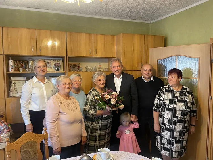 Na zdjęciu jubilatka, Elżbieta Dziwoki, wraz z rodziną oraz Burmistrzem Gminy i Miasta Czerwionka-Leszczyny Wiesławem Janiszewskim oraz Pełnomocnik ds. Społecznych dr Aleksandrą Chudzik