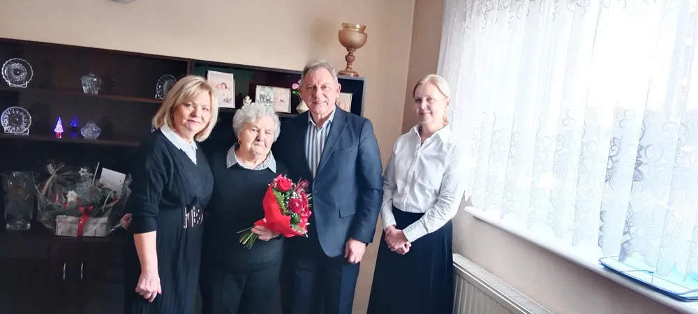 Na zdjęciu jubilatka, Elfryda Kisiel, wraz z córką oraz Burmistrzem Gminy i Miasta Czerwionka-Leszczyny Wiesławem Janiszewskim i Pełnomocnik ds. Społecznych dr Aleksandrą Chudzik