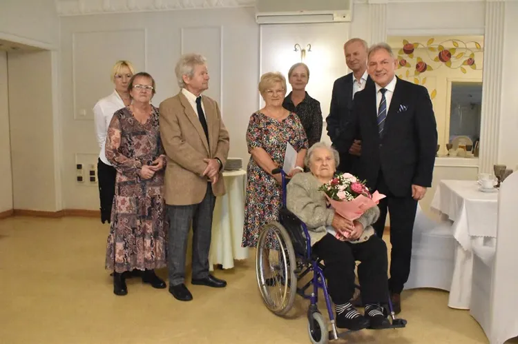 Na zdjęciu Jubilatka, Pani Marianna Śmigielska, wraz z rodziną oraz Burmistrzem Gminy i Miasta Czerwionka-Leszczyny Wiesławem Janiszewskim oraz Pełnomocnik ds. Społecznych dr Aleksandrą Chudzik