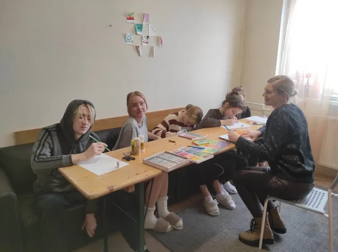 Grupa wsparcia dla dzieci - na zdjęciu dzieci podczas zajęć plastycznych wraz z opiekunką