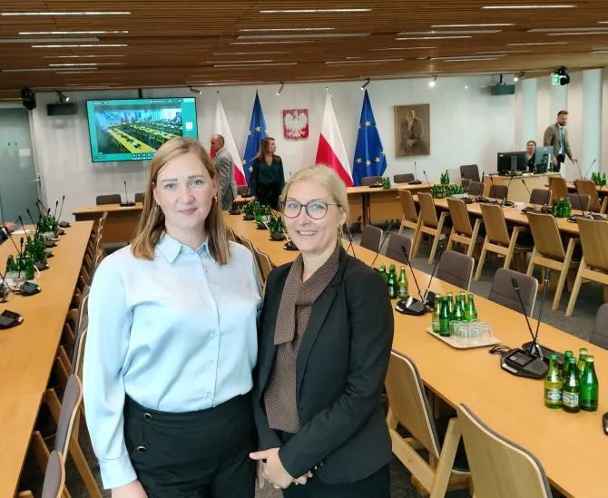 Na zdjęciu przedstawicielki Gminy i Miasta Czerwionka-Leszczyny – pracownice Ośrodka Pomocy Społecznej w Czerwionce-Leszczynach – starszy inspektor Aneta Chojnacka oraz starszy specjalista pracy socjalnej Anna Koniuszy-Marszałek, biorące udział w konferencji Epidemia przemocy wobec kobiet w cyberprzestrzeni