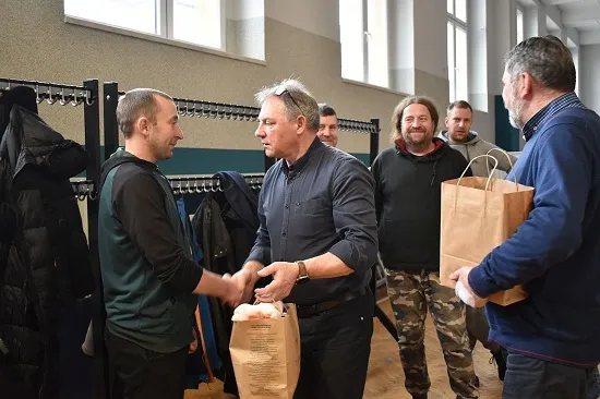 Przekazanie paczki z darami dla przedstawiciela miasta Dubna