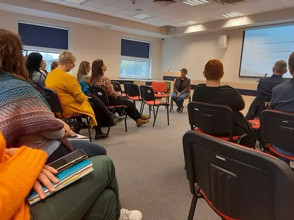 Na zdjęciu osoby uczestniczące w szkoleniu seminaryjno-warsztatowym w Centrum Kulturalno-Edukacyjnym w Czerwionce-Leszczynach, w tym osoba prowadząca szkolenie (2021)