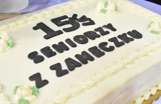 Na zdjęciu tort, przygotowany z okazji 15-lecia grupy Seniorzy z Zameczku (zdj. Katarzyna Mazur, UGiM Czerwionka-Leszczyny)
