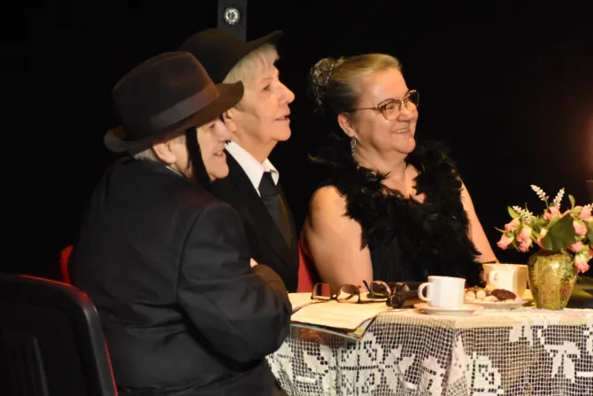 Seniorzy z Zameczku prezentujący program artystyczny Tuwim na wesoło (2) - zdj. Katarzyna Mazur, UGiM Czerwionka-Leszczyny