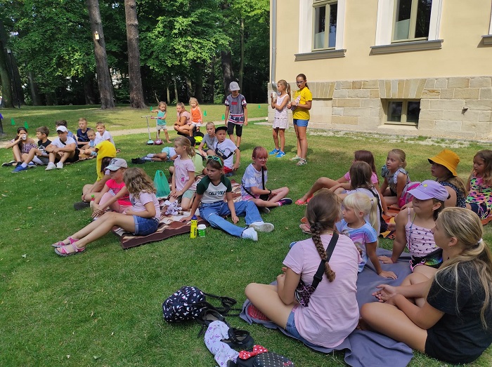 Dzieci uczestniczące w Święcie Lemoniady pod leszczyńskim "Zameczkiem"