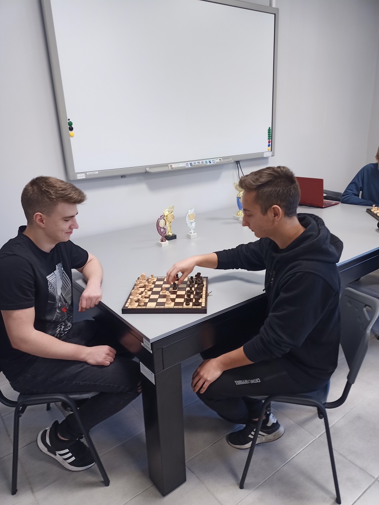 Na zdjęciu uczestnicy rozgrywek podczas gry w szachy (1)