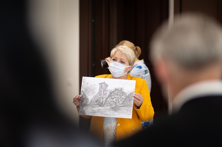 Na zdjęciu dyrektor Ośrodka Pomocy Społecznej w Czerwionce-Leszczynach, Celina Cymorek, prezentująca pracę uczestniczki projektu