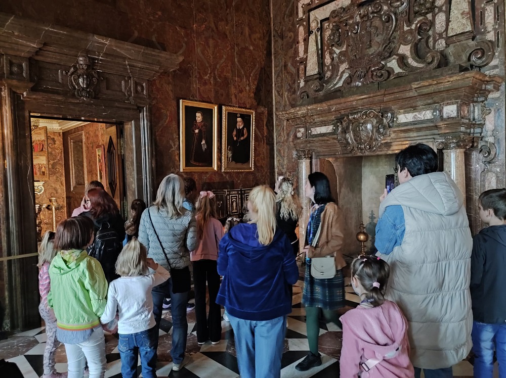 Wyjazd do Krakowa - na zdjęciu uczestnicy zwiedzający jedną z komnat Zamku Królewskiego na Wawelu
