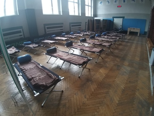 Łóżka polowe w Punkcie Przyjęć Uchodźców przy ulicy Wolności 2A w Czerwionce-Leszczynach