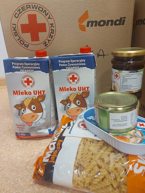 Na zdjęciu produkty spożywcze (między innymi mleko, makaron) wydawane w ramach pomocy żywnościowej organizowanej ze środków Europejskiego Funduszu Pomocy Najbardziej Potrzebującym (FEAD)