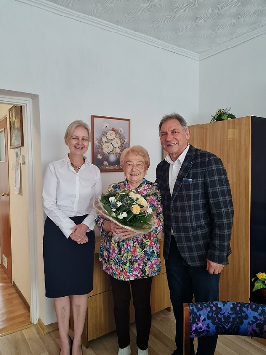 Na zdjęciu jubilatka - Wanda Knauer - w towarzystwie Burmistrza Gminy i Miasta Czerwionka-Leszczyny Wiesława Janiszewskiego oraz Pełnomocnik ds. Społecznych Aleksandry Chudzik