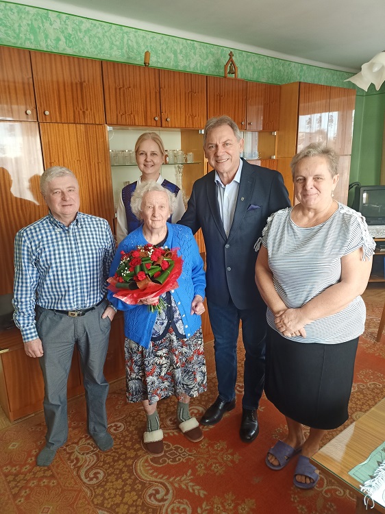 Na zdjęciu jubilatka, Maria Miketa, wraz z synem i jego żoną oraz Burmistrzem Gminy i Miasta Czerwionka-Leszczyny, Wiesławem Janiszewskim, i Pełnomocnik ds. Społecznych, Aleksandrą Chudzik